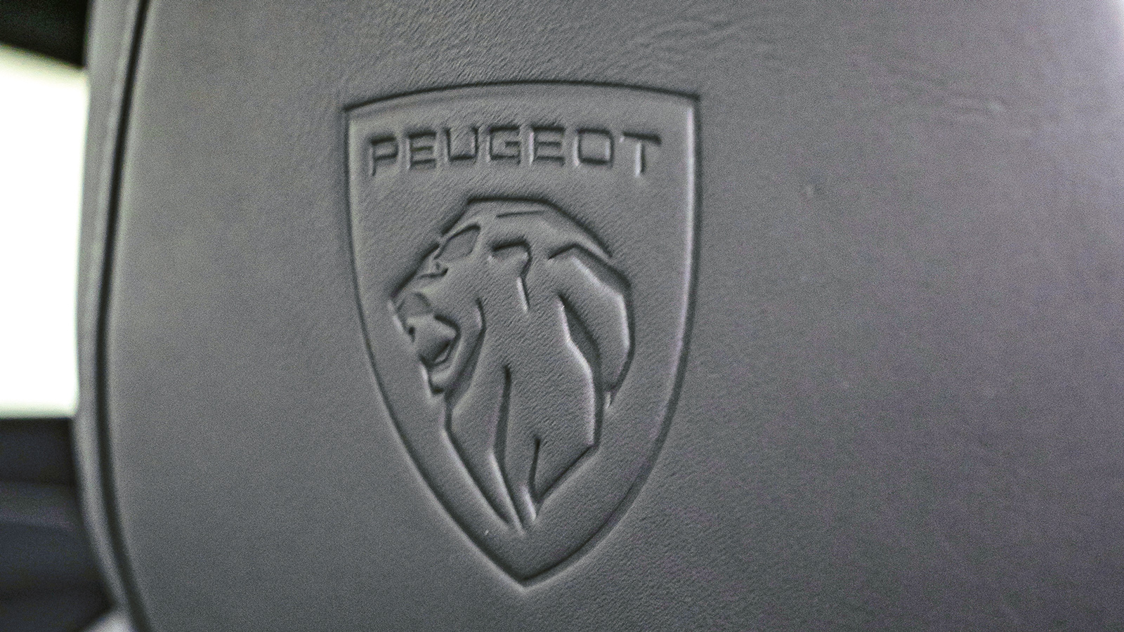 Premium ακόμα και τα προσκέφαλα, όπου είναι ανάγλυφο το έμβλημα της Peugeot